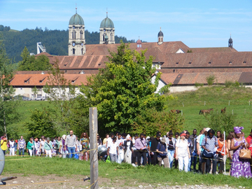 Pèlerinage devant la célèbre abbaye bénédictine d'Einsiedeln