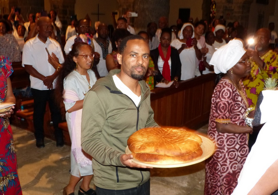 Offrandes des fidèles. Un pain traditionnel selon le rituel Gheez